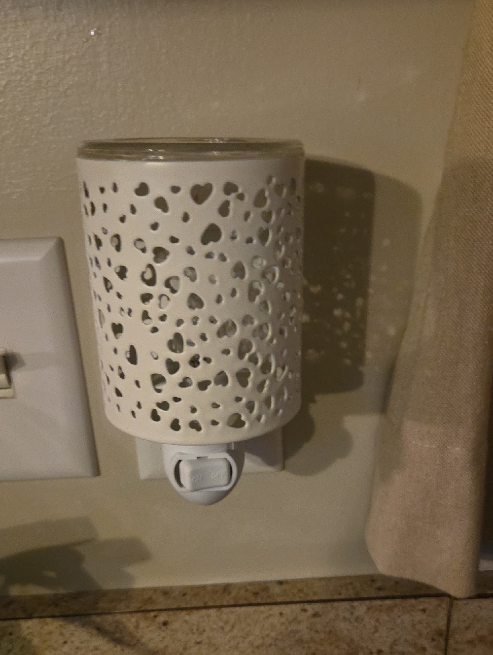 Scentsy White Heart Pattern Plug-In Wax Warmer